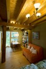 Pokoj pro hosty s přiznanou konstrukcí stropu