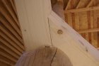Detail napojení podlahy galerie na průběžný borový sloup: Precizní tesařská práce Ondřeje Vietzeho