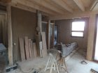 Interiéry - dřevo a hliněné omítky, pohled do budoucí kuchyně